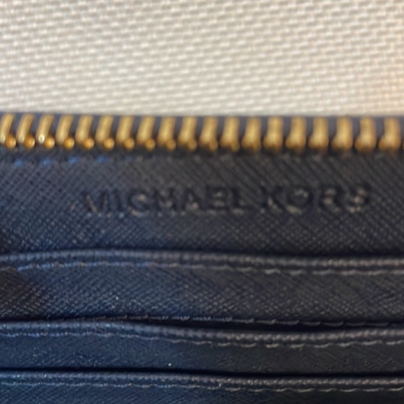 Michael Kors Navy Blue leather Phone Wrislet Fit iPhone 6 Or Smaller Phone - Picture 5 of 8
